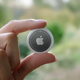 Imagen para el artículo titulado Los nuevos AirTag de Apple sirven para encontrar objetos perdidos desde tu iPhone